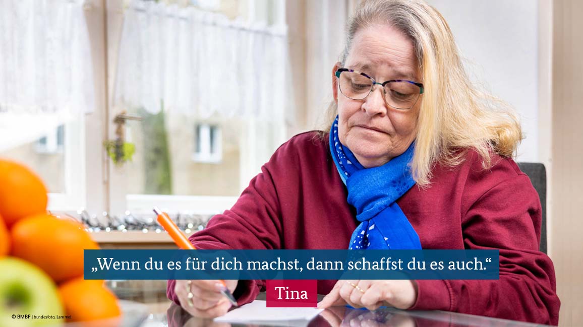 Tina schreibt am Küchentisch